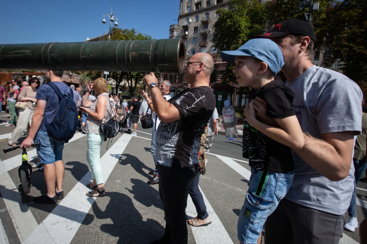 Na ukázku zničených ruských tanků a obrněných vozidel na třídě v centru Kyjeva přišly davy lidí.