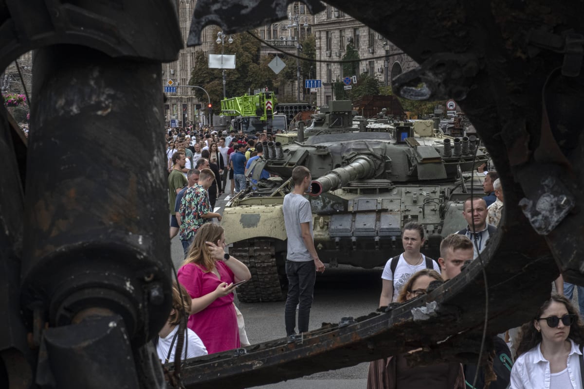 Zničené stroje ruské armády přilákaly velkou pozornost Ukrajinců v Kyjevě.