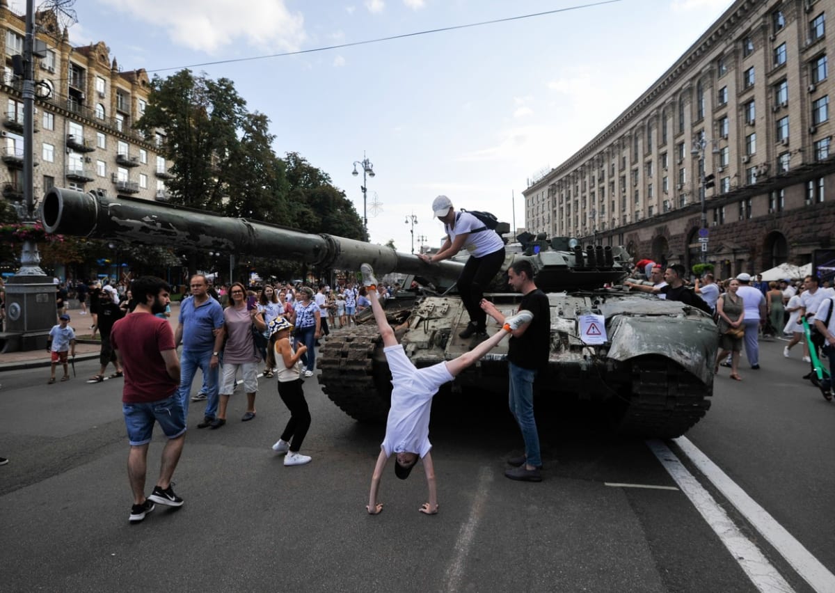 Zničené stroje ruské armády přilákaly velkou pozornost Ukrajinců v Kyjevě.