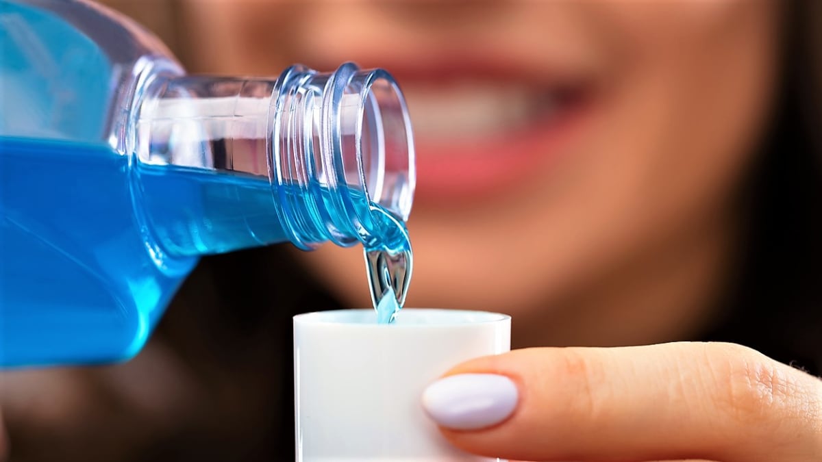 Ústní voda se stará o zuby, ale taky zatočí s lupy, dezinfikuje rány, nahradí deodorant   