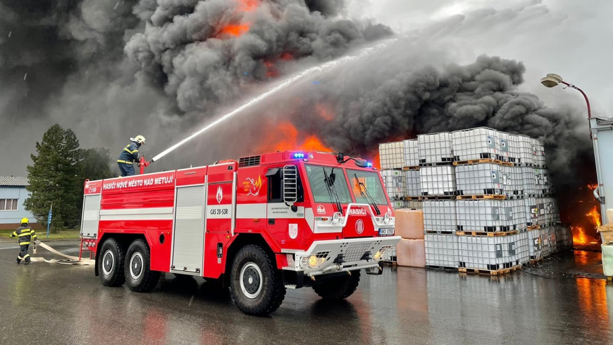 Hasiči zasahují u požáru v Novém Městě nad Metují.