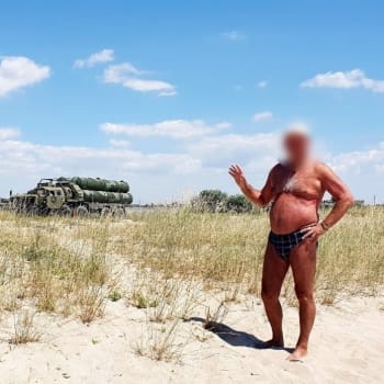 Ruský turista se vyfotil na Krymu, čímž prozradil pozice ruské těžké techniky.