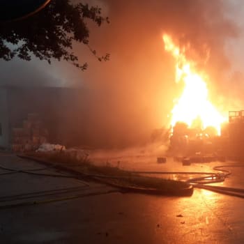 V pondělí večer došlo k požáru dvou skladovacích hal a odpadu v obci Záryby nedaleko Prahy.