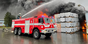 V Novém Městě nad Metují hořela hala s chemikáliemi. Dým byl vidět kilometry daleko