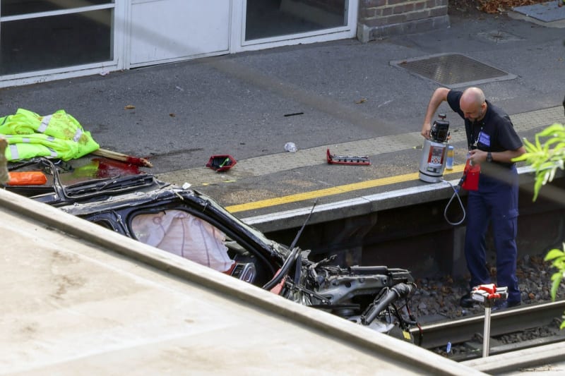 Při dopravní nehodě v Londýně zemřela jedna žena, tři lidé se zranili.