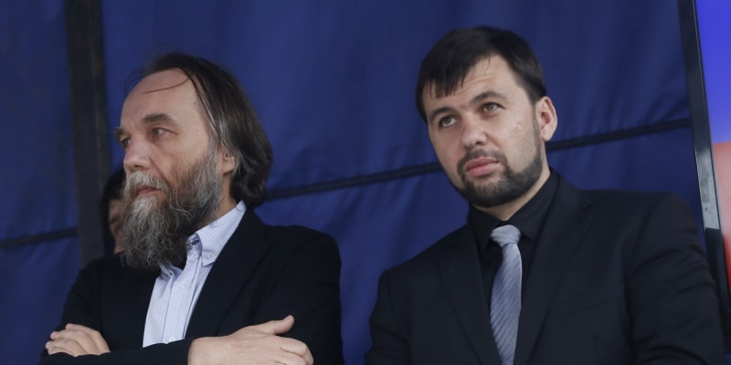 Alexander Dugin s lídrem doněckých separatistů Denisem Pušilinem v roce 2014.