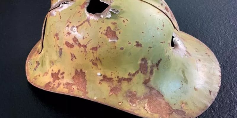 Zastaralá a děravá hasičská helma, který měl mít ve výbavě jeden z ruských vojáků na Ukrajině