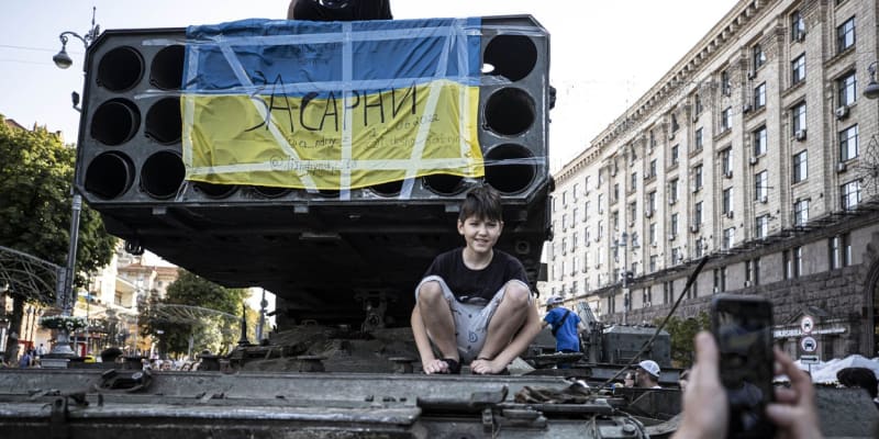Přehlídka zničené ruské vojenské techniky přilákala v Kyjevě velké množství návštěvníků.