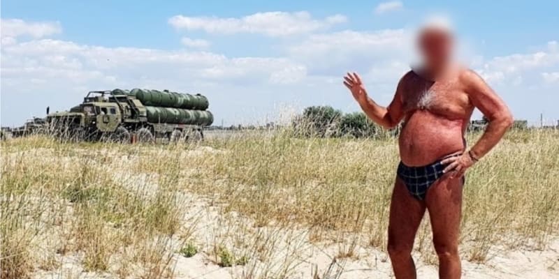 Ruský turista se vyfotil na Krymu, čímž prozradil pozice ruské těžké techniky.