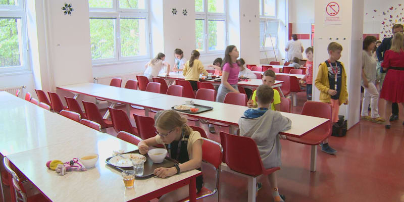 I přes horní cenový limit daný legislativou přibývá domácností, které si školní obědy nemohou dovolit. 