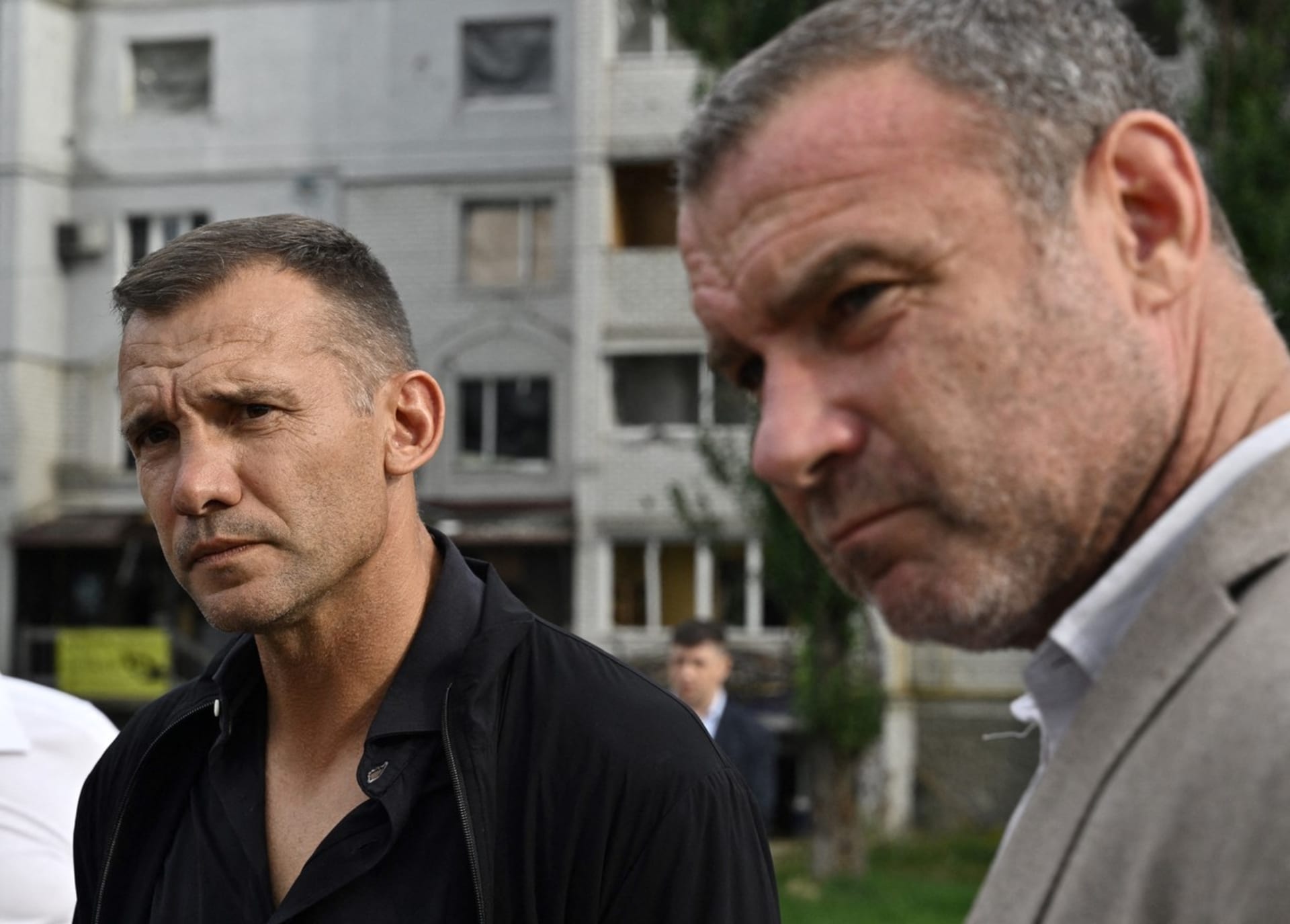 Americký herec Liev Schreiber (vpravo) na Ukrajině. Poničené oblasti s ním navštívil bývalý vynikající ukrajinský fotbalista Andrij Ševčenko.