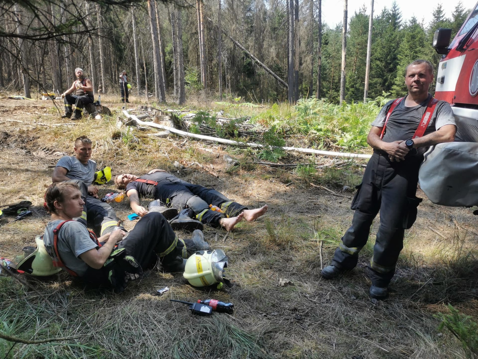 Krátký odpočinek proboštovských hasičů při zásahu v Českém Švýcarsku