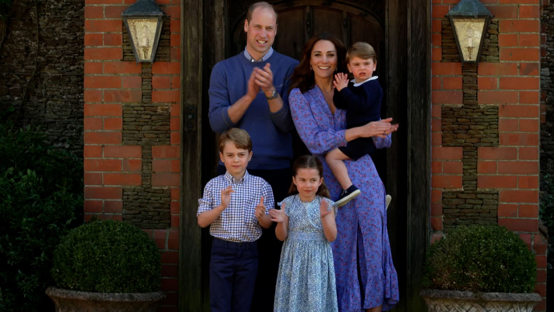Vévoda s vévodkyní z Cambridge chtějí být nablízku královně. Chtějí také dopřát dětem normální život.