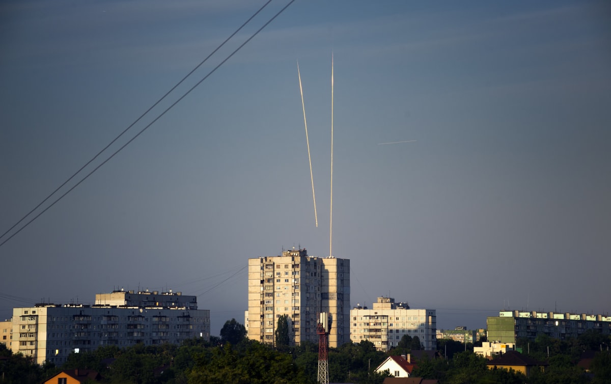 Odpalování raket z ruského Bělgorodu je z Ukrajinského Charkova dobře vidět. Pokud míří na druhé největší město Ukrajiny, doletí tam zhruba do dvou minut