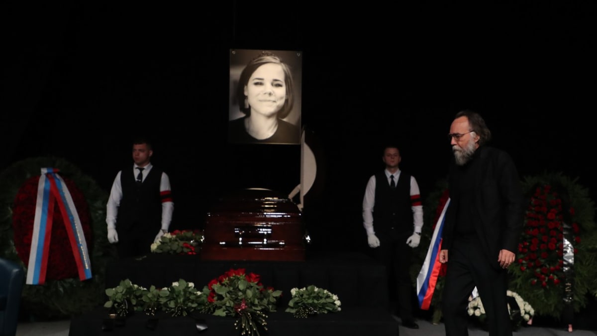 Darja Duginová zemřela v sobotu, když explodoval její vůz. 