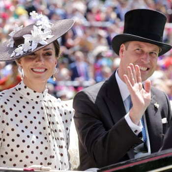 Vévoda s vévodkyní z Cambridge chtějí být nablízku královně. Chtějí také dopřát dětem normální život.