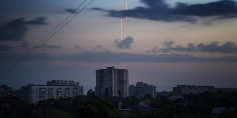 Odpalování raket z ruského Bělgorodu je z Ukrajinského Charkova dobře vidět. Pokud míří na druhé největší město Ukrajiny, doletí tam zhruba do dvou minut