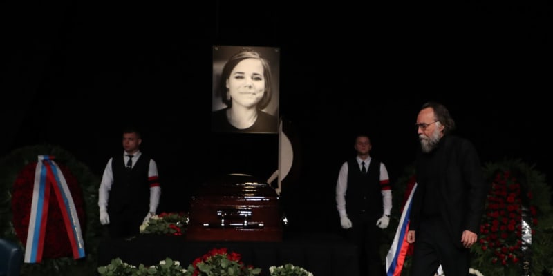 Darja Duginová zemřela v sobotu, když explodoval její vůz. 