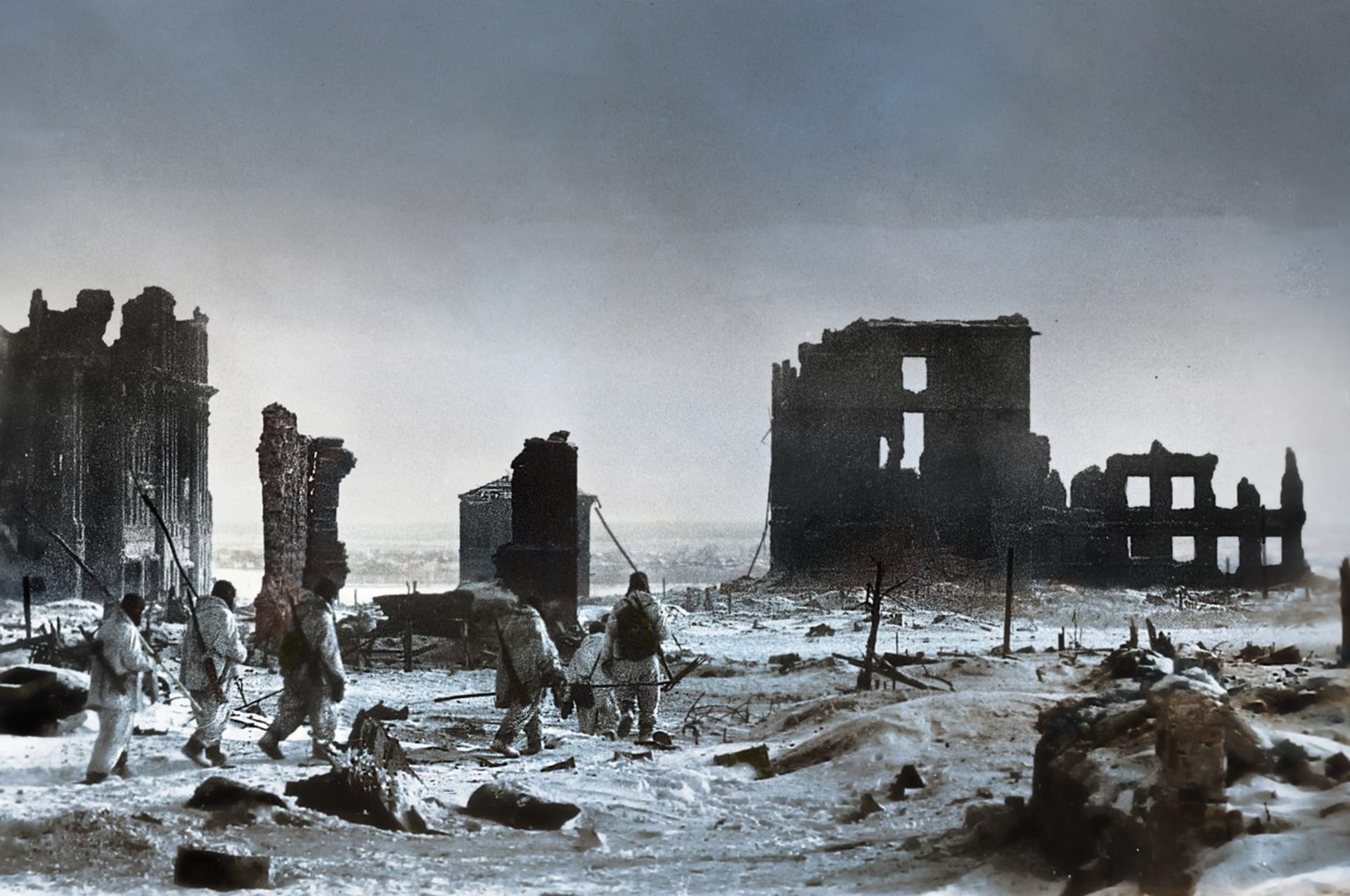 Sovětští vojáci postupují měsíční krajinou Stalingradu