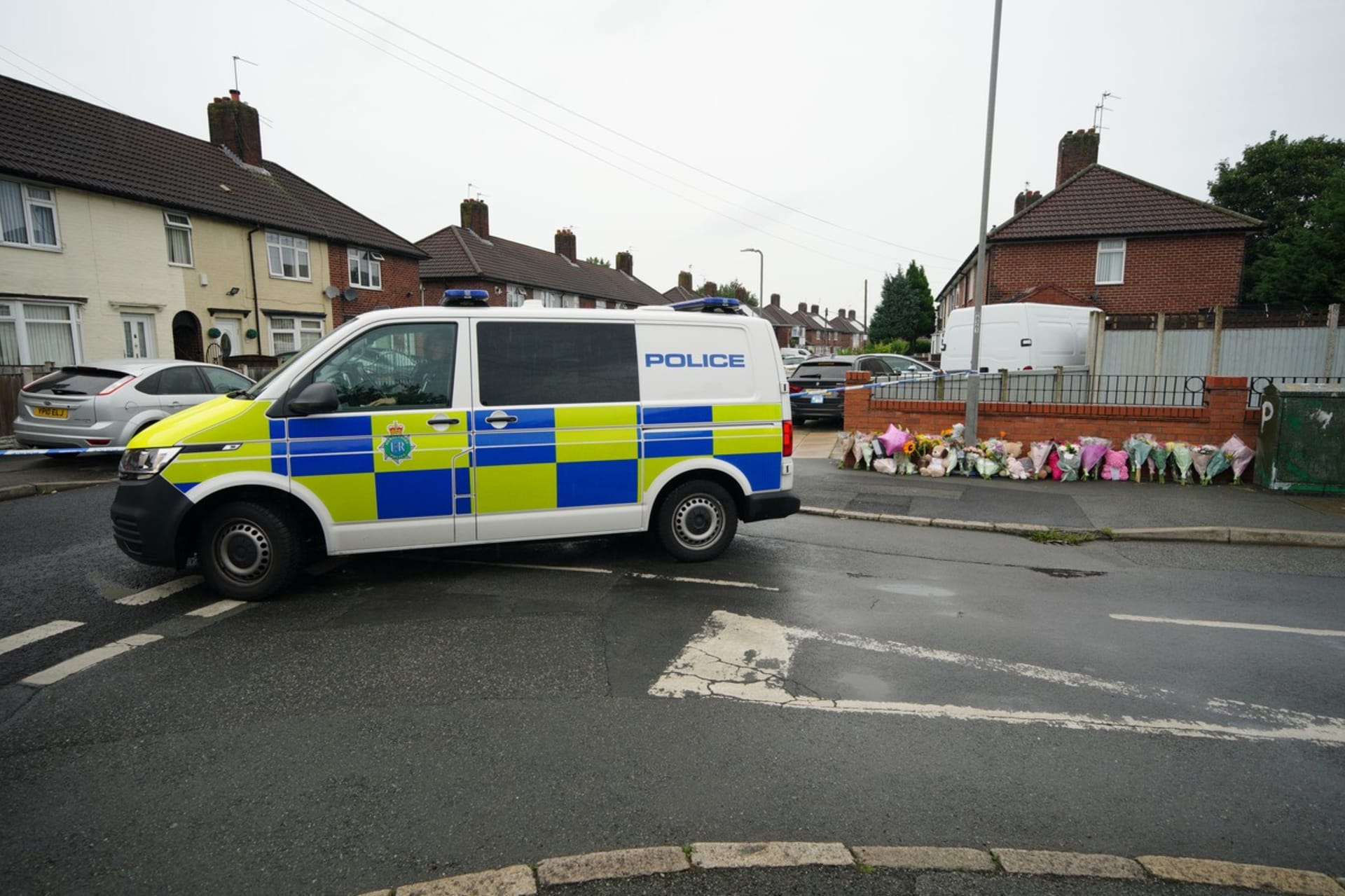Velká Británie je v šoku ze smrti 9leté holčičky, kterou v liverpoolském domě zabil neznámý střelec.