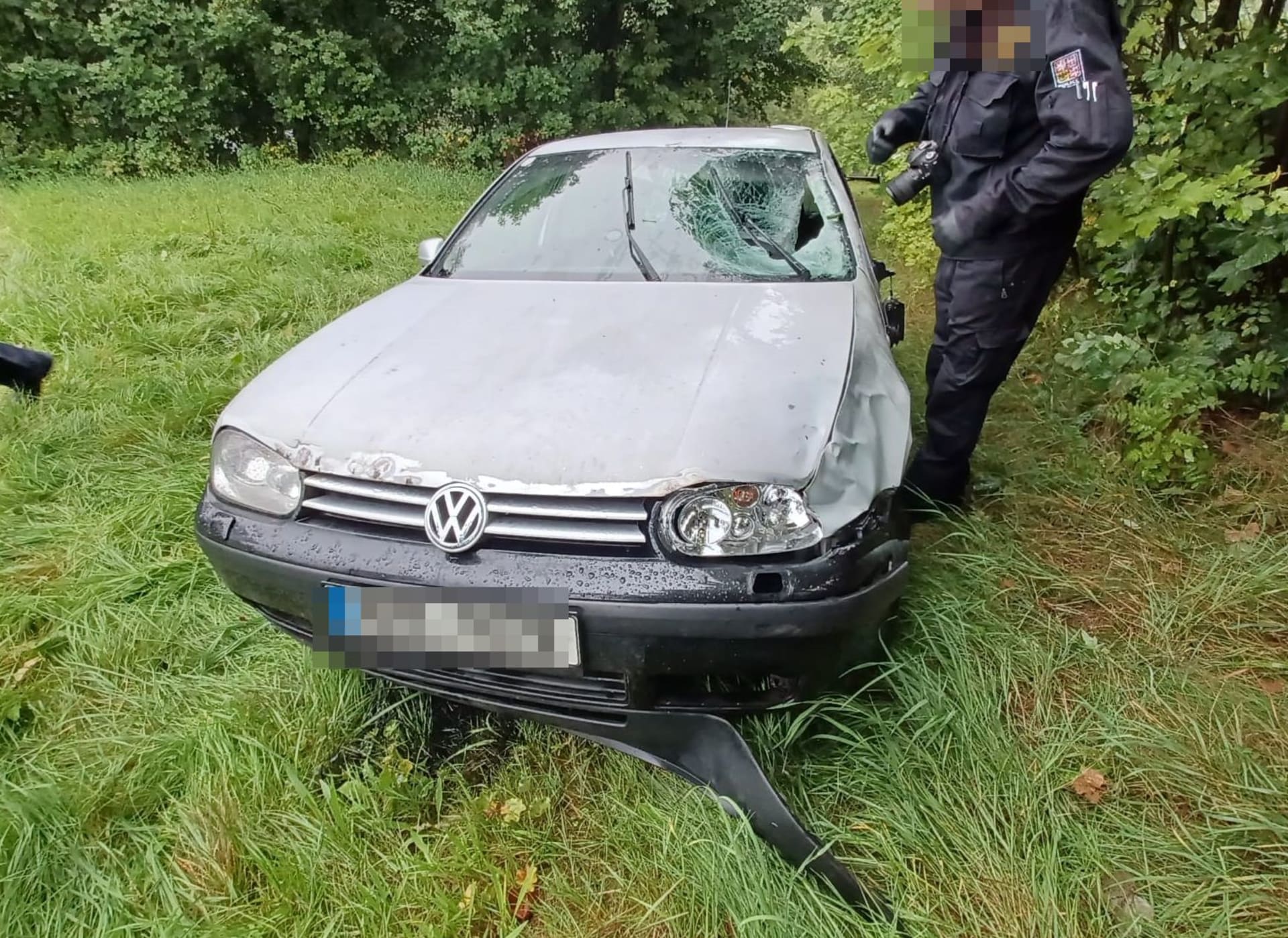 Auto, kterým řidič srazil a usmrtil dva chodce v Adršpachu.