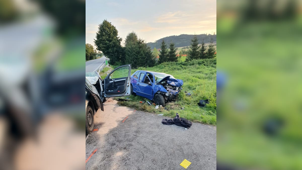 Při nehodě dvou osobních aut na tahu z Českých Budějovic do Českého Krumlova zemřeli tři lidé, další člověk je těžce zraněný. 