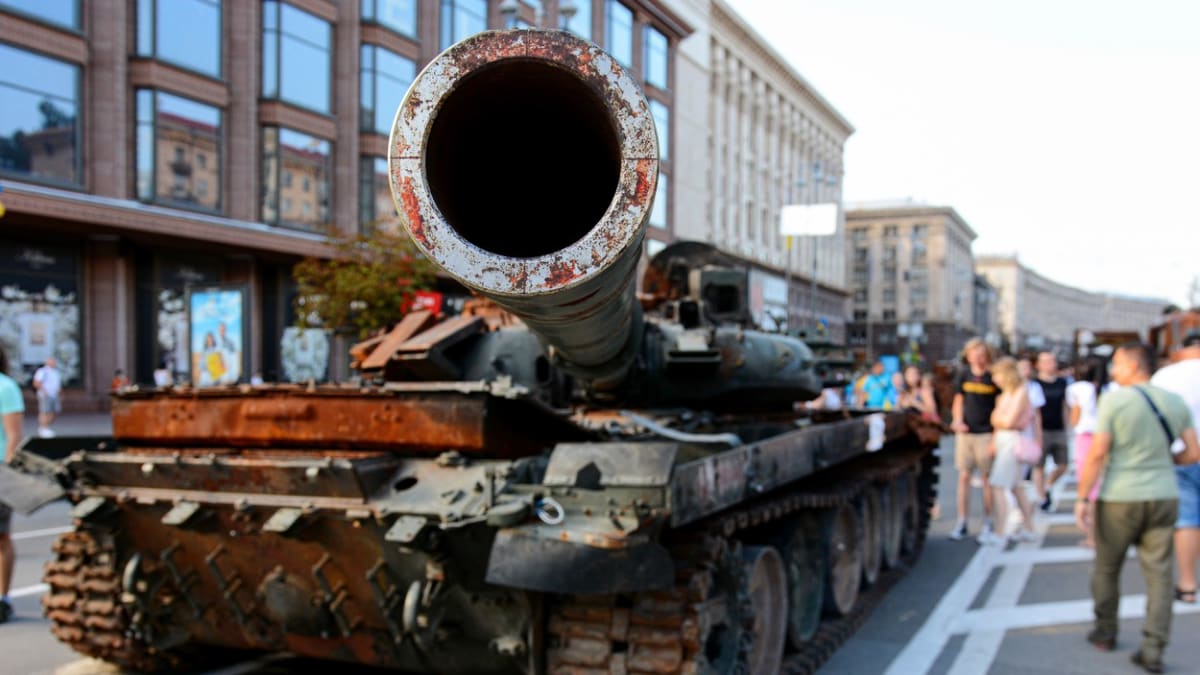 Výstava ruských zničených tanků v centru Kyjeva (22. 8. 2022)