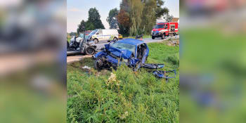 Tři mrtví po srážce aut na jihu Čech. Další člověk bojuje o život, z vozidel zbyly vraky