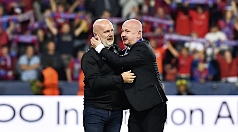 Trenér Viktorie Plzeň Michal Bílek (vlevo) přijímá gratulace od majitele klubu Adolfa Šádka po postupu do Ligy mistrů.