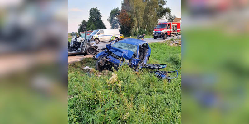 Při nehodě dvou osobních aut na tahu z Českých Budějovic do Českého Krumlova zemřeli tři lidé, další člověk je těžce zraněný. 