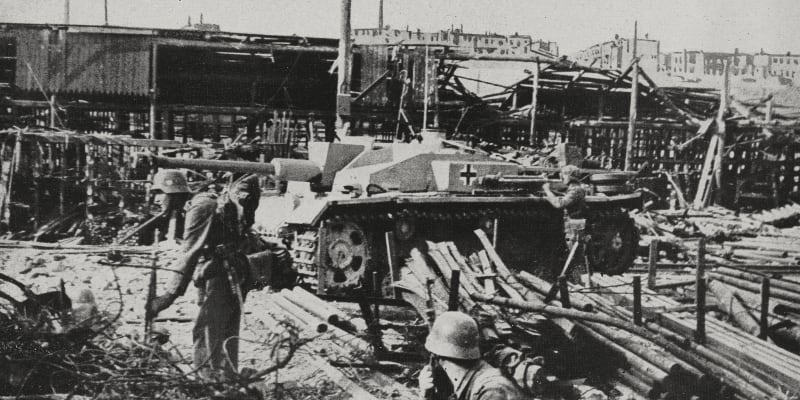 Útočné dělo Sturmgeschütz IV podporuje německou pěchotu v ulicích Stalingradu
