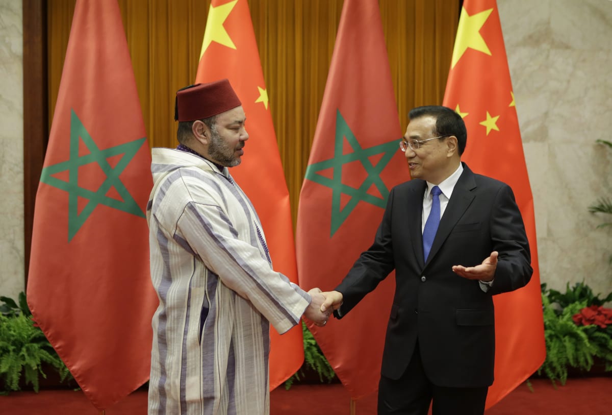 Marocký král Mohamed VI. (vlevo) s čínským předsedou vlády Li Kche-čchiangem