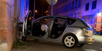 Kuriózní nehoda v Praze: Auto skončilo napasované v domě, po řidiči jako by se slehla zem
