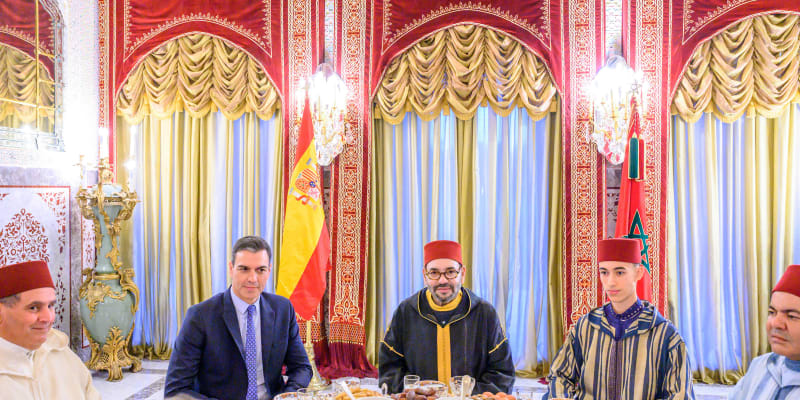 Marocký král Mohamed VI. (uprostřed s brýlemi) společně se španělským premiérem Pedrem Sánchezem