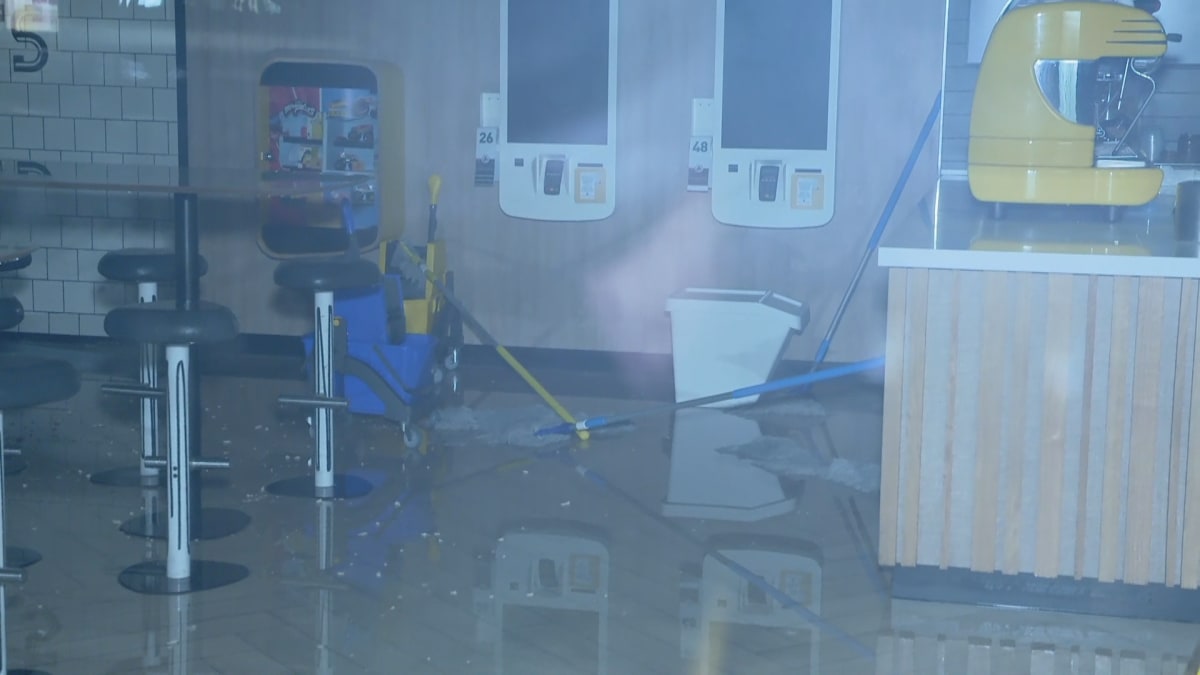 V liberecké pobočce McDonalds se propadl strop.