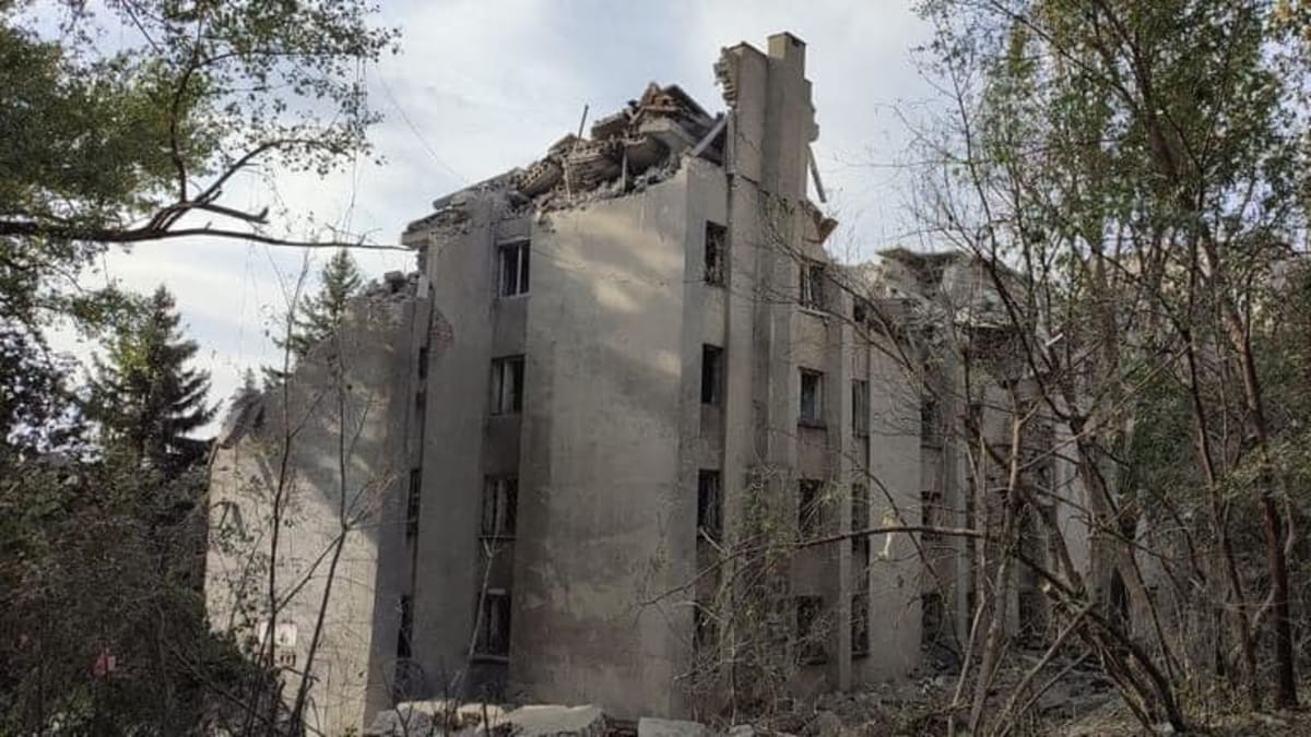 Trosky zničeného hotelu, v němž si Rusové v Kadijivce měli zřídit velící středisko.