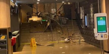 Mrazivé záběry z Liberce: V obchodním centru se zřítil strop. Nehodu způsobily silné bouře