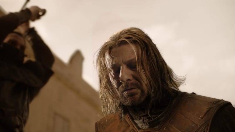 Poprava krále Severu Neda Starka rozpoutala ve Hře o trůny krvavou válku mezi Starky a Lannistery