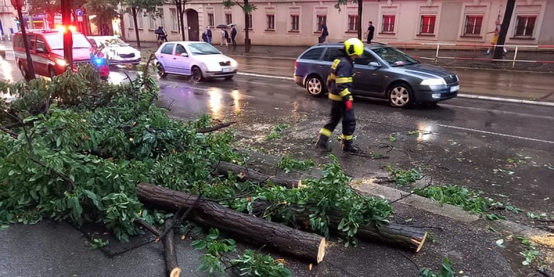Meteorologové varují před bouřkami, které mohou v úterý odpoledne zasáhnout Čechy i Moravu.