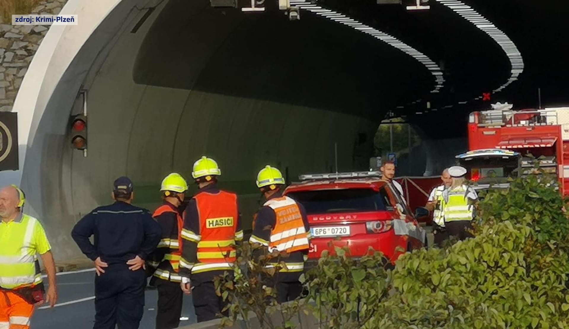 Nehodu v tunelu za Plzní nepřežil řidič.