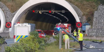 Tragická nehoda u tunelu na Plzeňsku: Řidič narazil do svodidel, z auta letěl 20 metrů