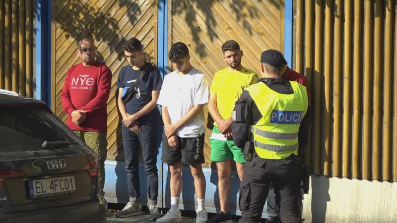 Počty migrantů zadržených v Česku stoupají.