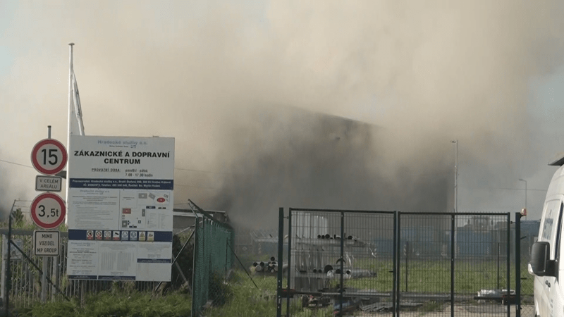 Požár haly s odpadem v Hradci Králové