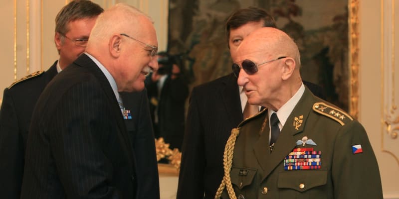 Generál Sedláček při obdržení pamětní medaile k 90. narozeninám