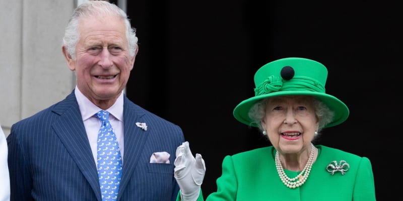 Princ Charles a královna Alžběta II. (červen 2022)