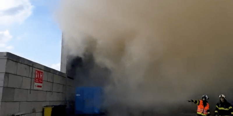 Požár haly s odpadem v Hradci Králové