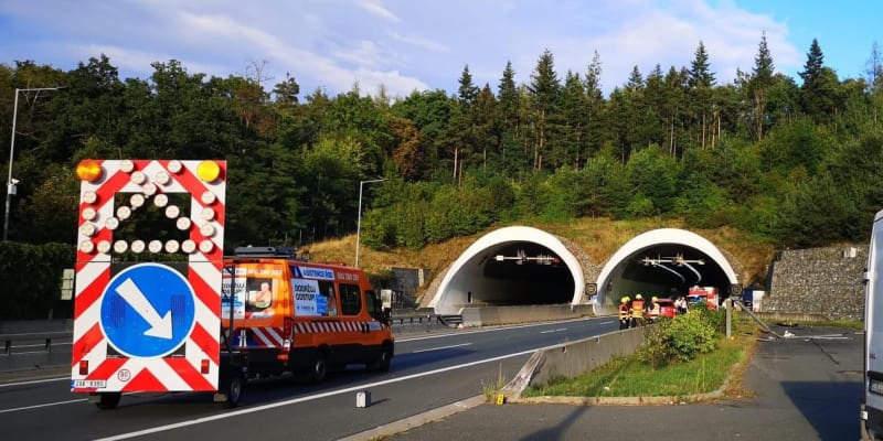 Nehodu v tunelu za Plzní nepřežil řidič.
