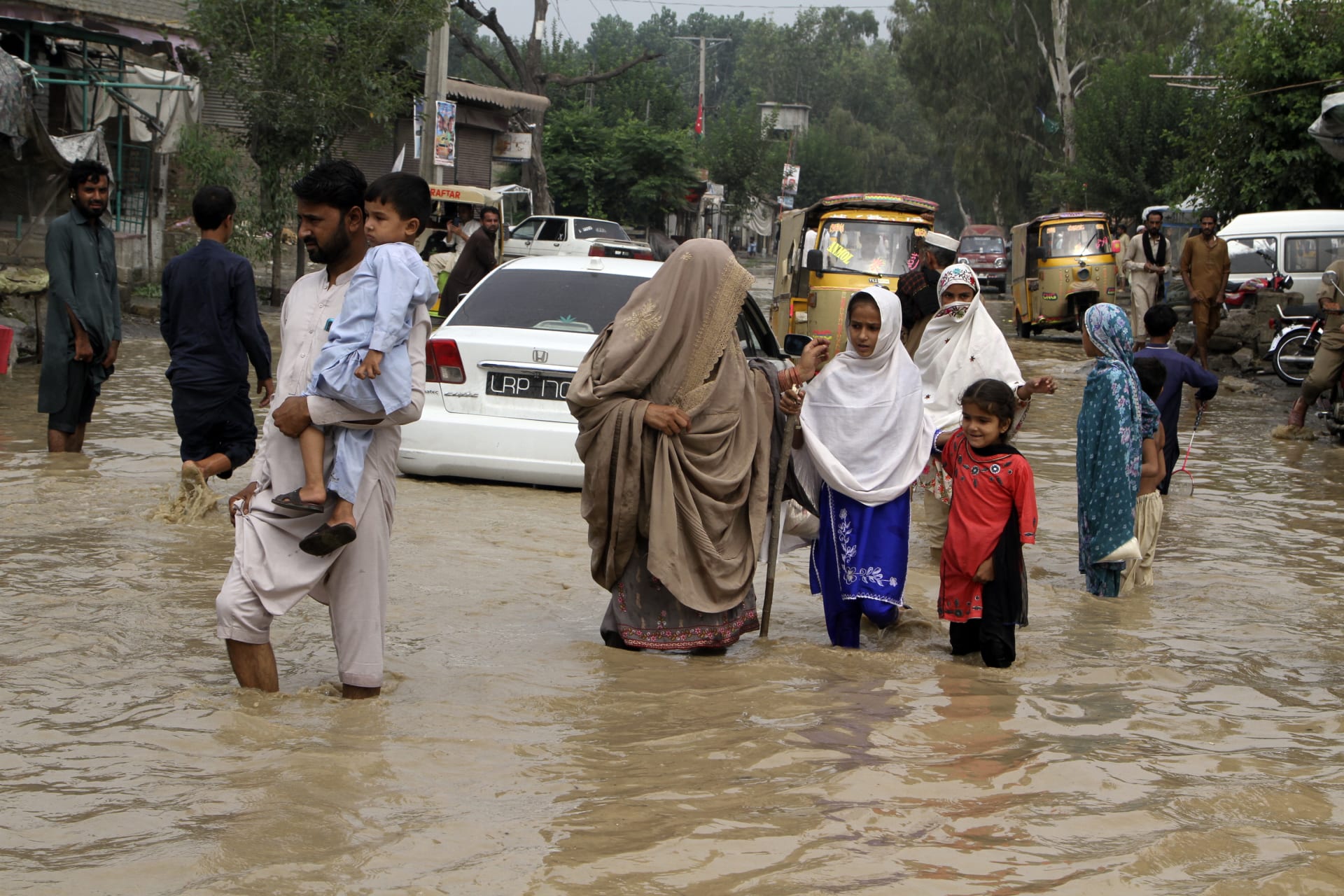 Záplavy v Pákistánu si od půlky června vyžádaly přes 1 000 obětí.