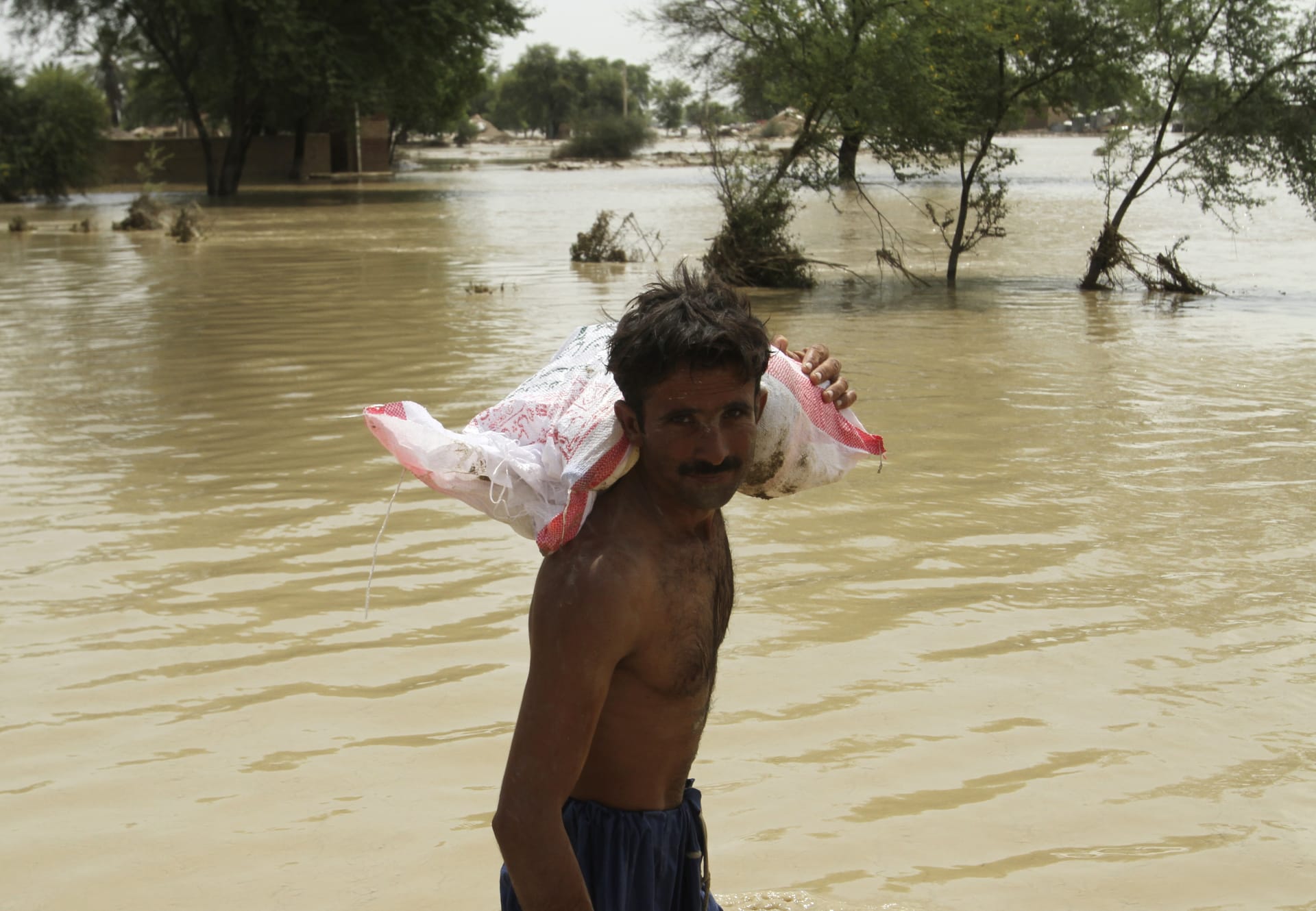 Období monzunových dešťů, které v Pákistánu začalo v červnu, letos přineslo neobvykle silné srážky. 