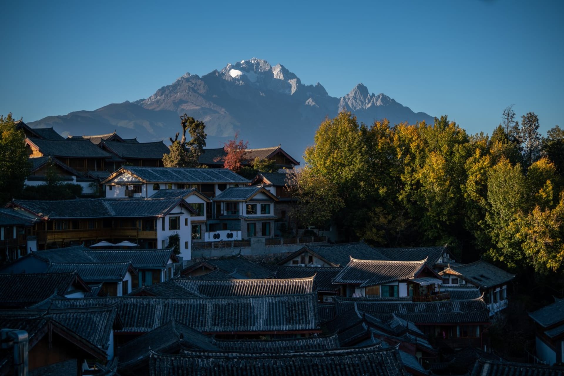 Oblast Sněžné hory nefritového draka patří mezi populární turistické destinace v Číně.